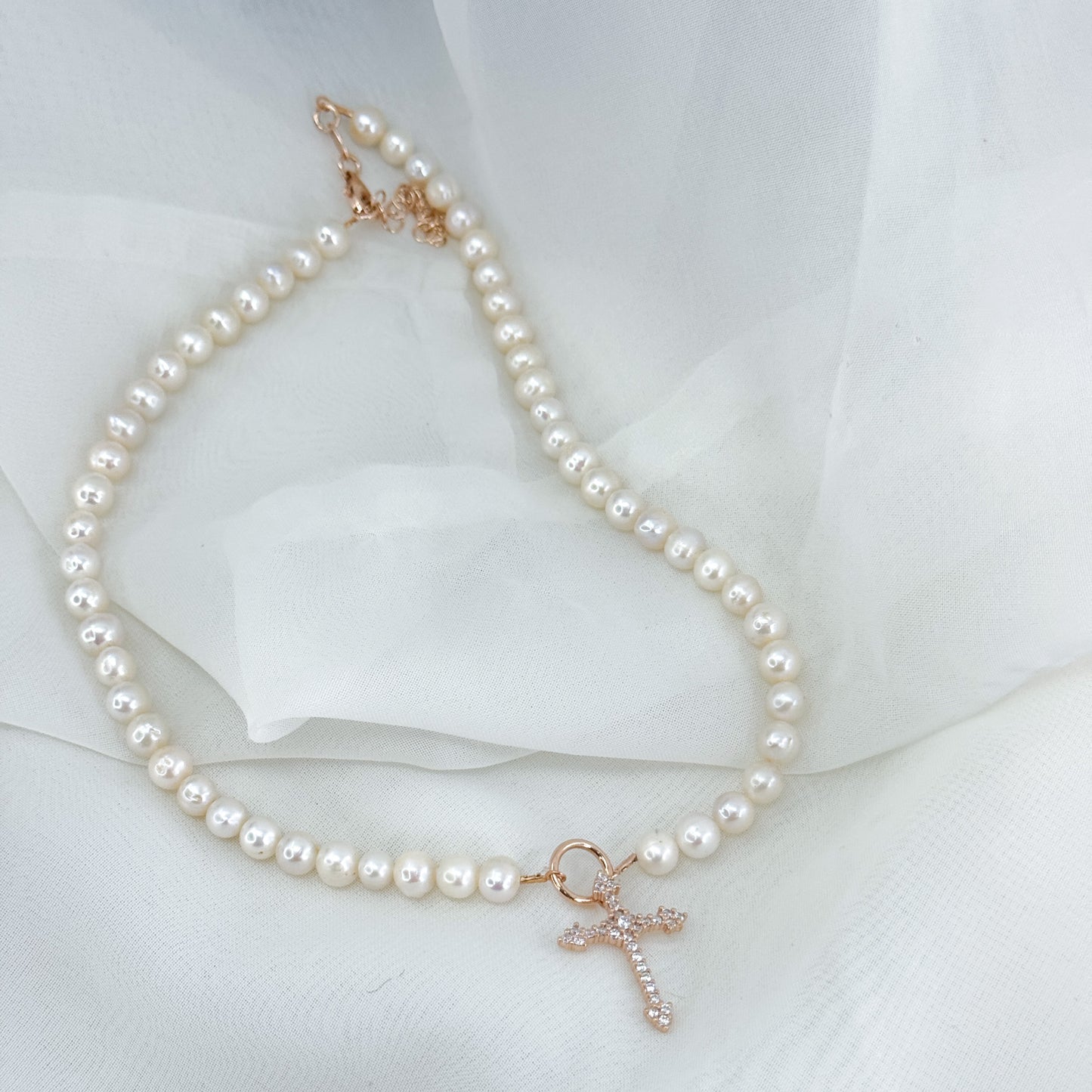 Collana di perle tonde bianche cm 40 con croce zirconi pendente in argento 925 bagno rosé - Lumiere Bijoux