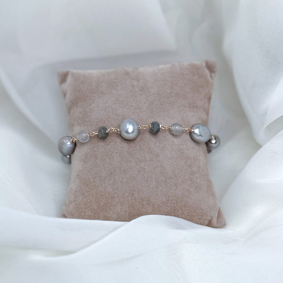 Bracciale alternato da pietra labradorite, perle sassetto grigie da 0,8 cm e cristalli argento diamantato - Capsule COSMICA