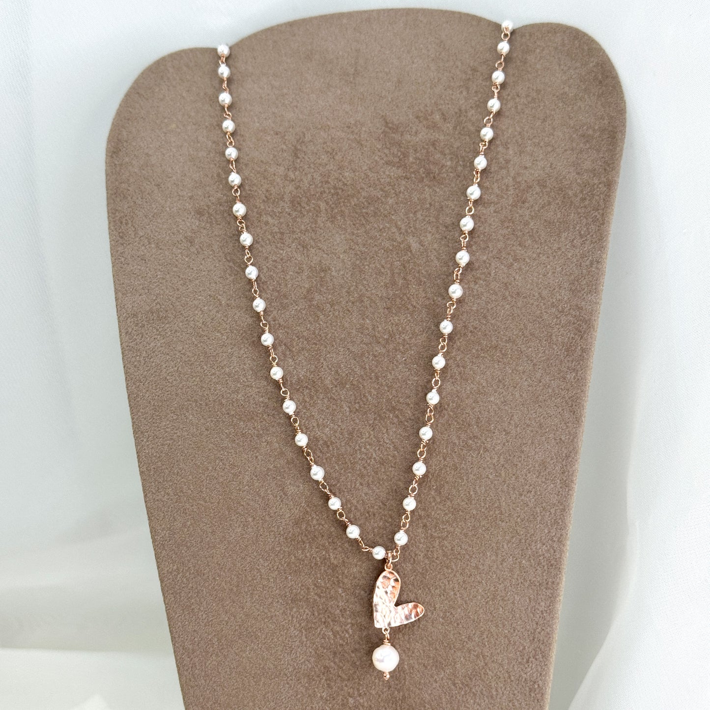 Collana rado perle sintetiche cm 40 con cuore bacio battuto e perla pendente - Lumiere Bijoux