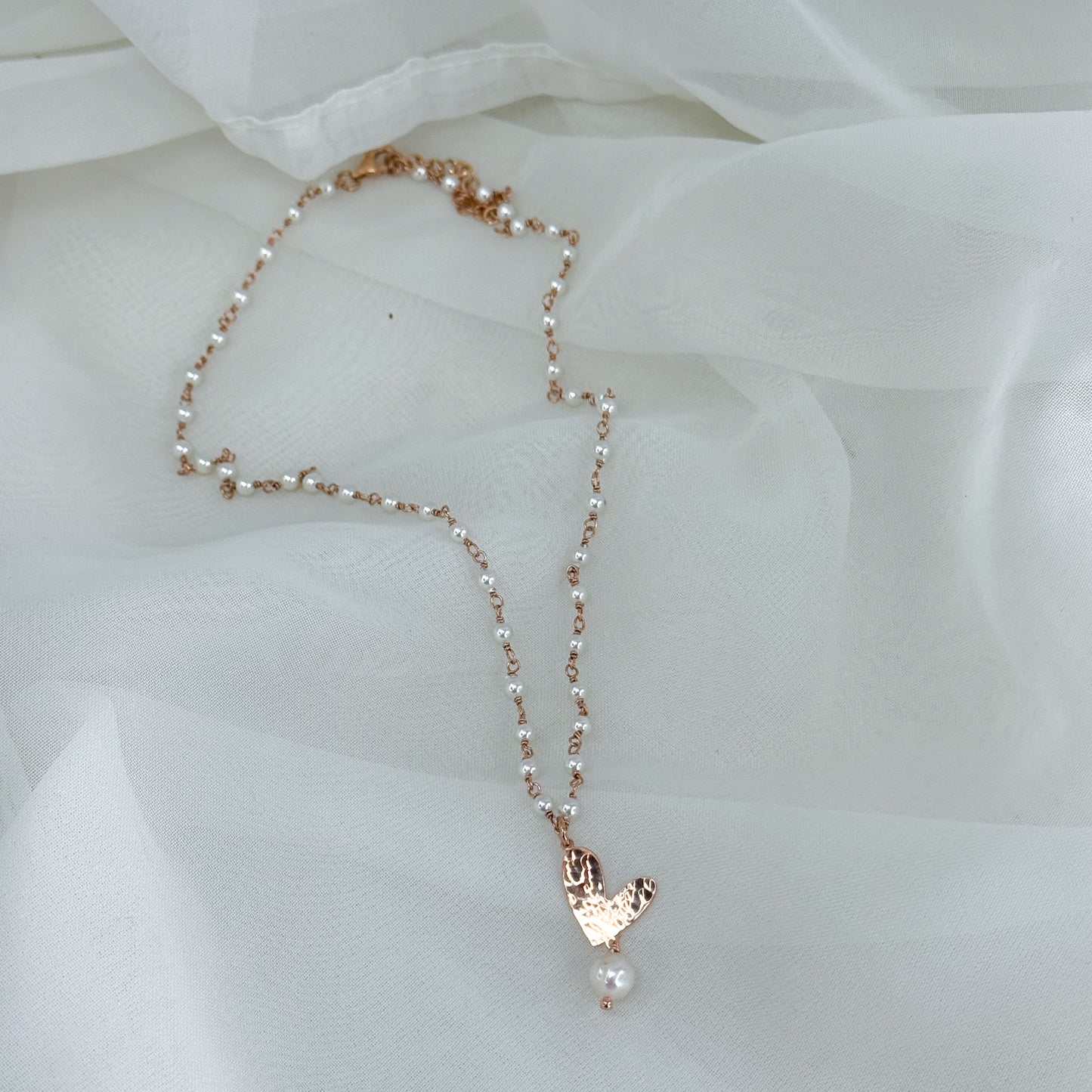 Collana rado perle sintetiche cm 40 con cuore bacio battuto e perla pendente - Lumiere Bijoux