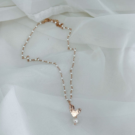 Collana rado perle sintetiche cm 40 con cuore bacio battuto e perla pendente - Lumiere Bijoux