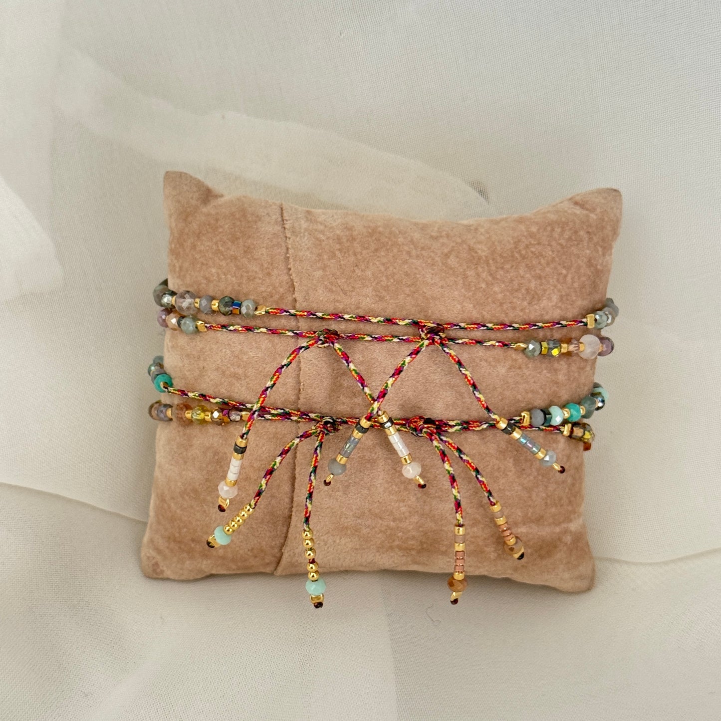 Bracciale regolabile con cordino e pietre semipreziose pendente - Lumiere Bijoux