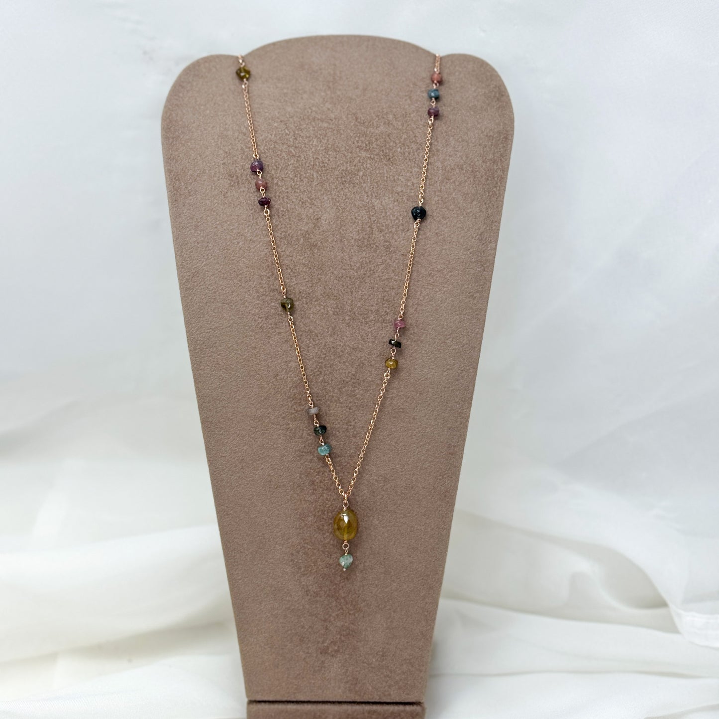 Collana lunga cm 70 con zaffiro verde pendente catena rosario tromalina - Pezzo unico - Lumiere Bijoux