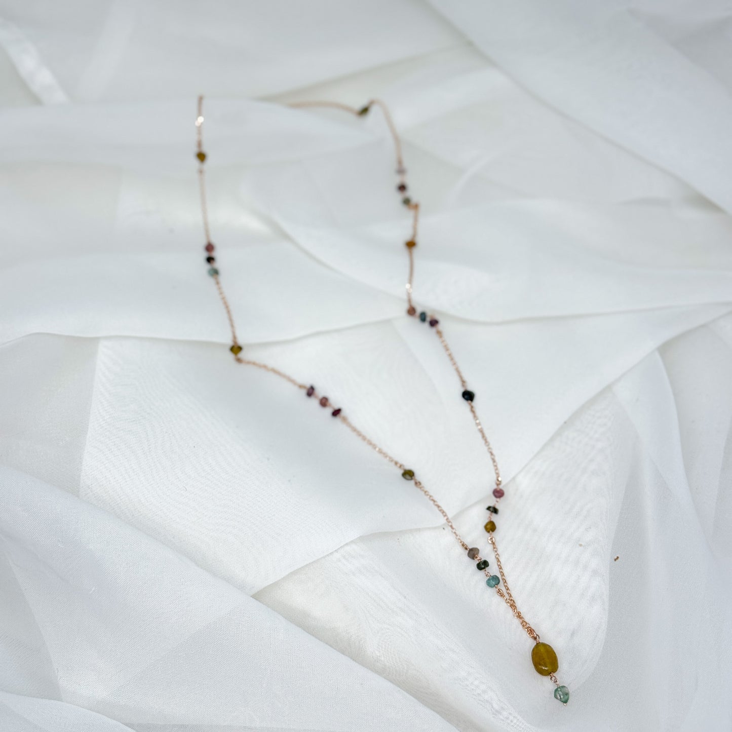 Collana lunga cm 70 con zaffiro verde pendente catena rosario tromalina - Pezzo unico - Lumiere Bijoux