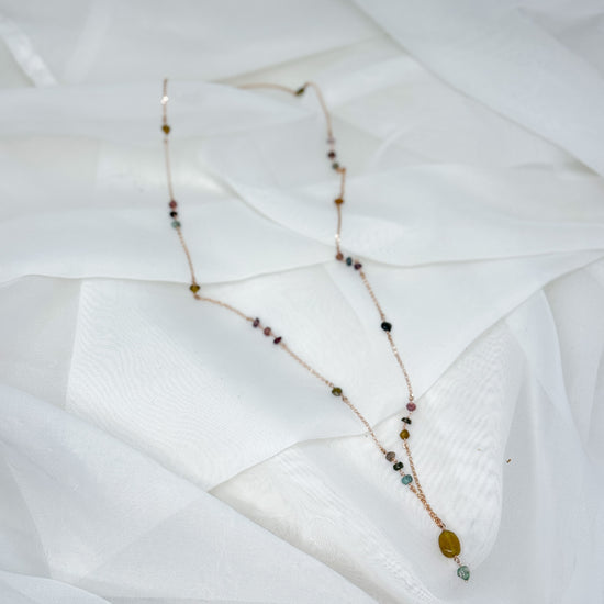 Collana lunga cm 70 con zaffiro verde pendente catena rosario tromalina - Pezzo unico - Lumiere Bijoux