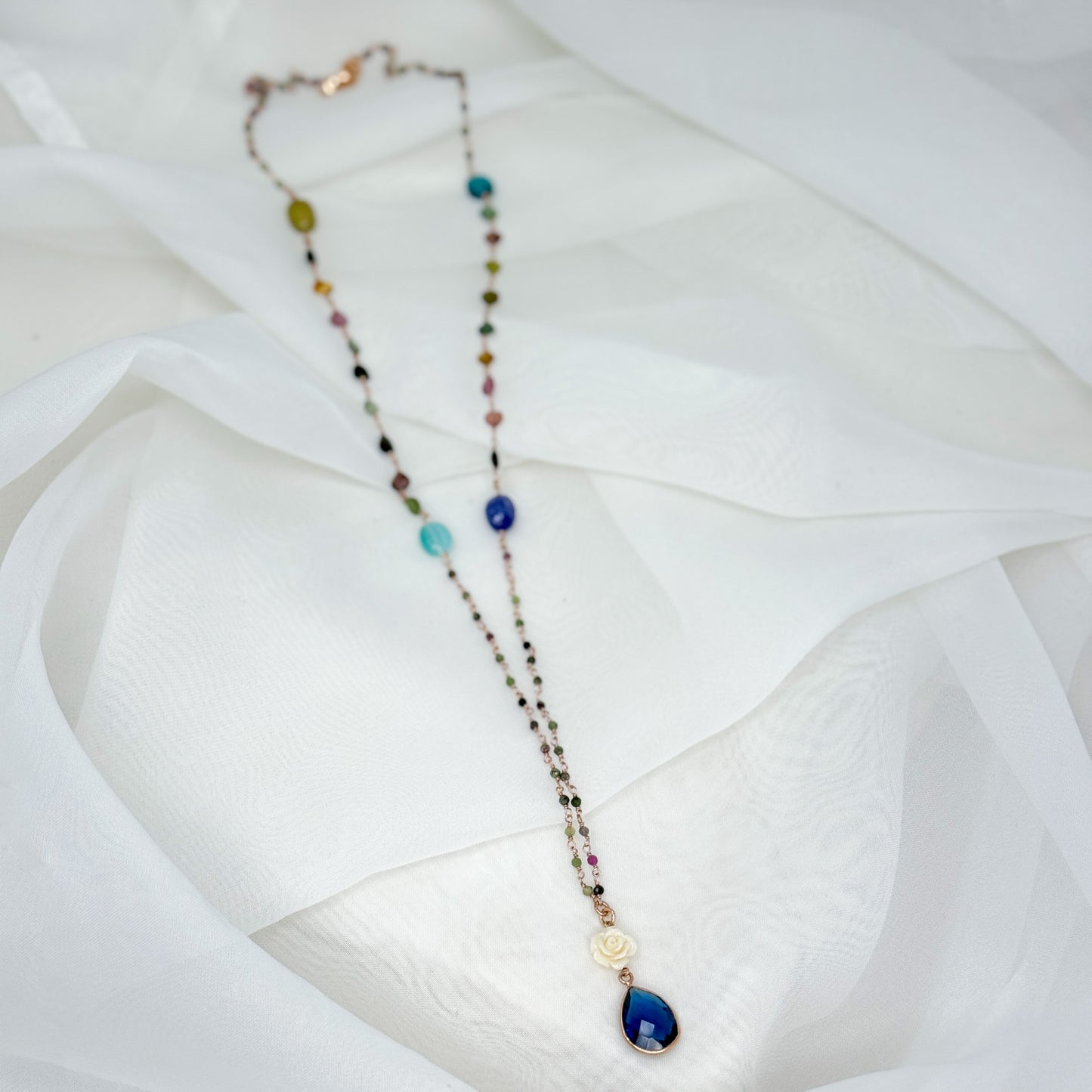 Collana lunga cm 70 con pietra blu a goccia pendente catena rosario e rosellina - Pezzo unico - Lumiere Bijoux