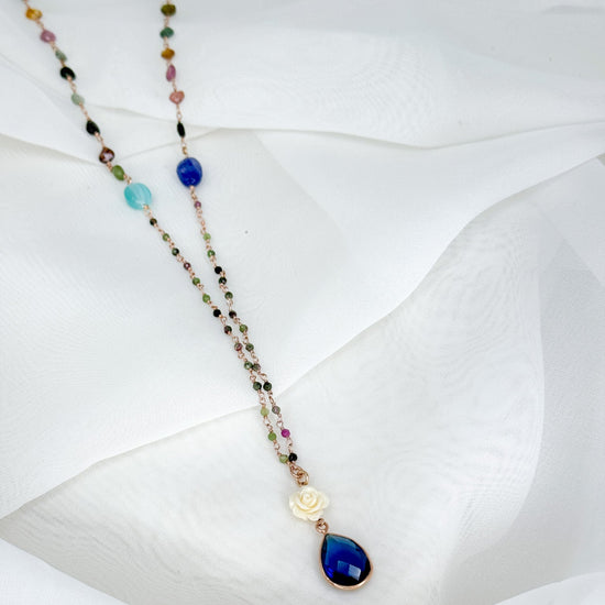 Collana lunga cm 70 con pietra blu a goccia pendente catena rosario e rosellina - Pezzo unico - Lumiere Bijoux