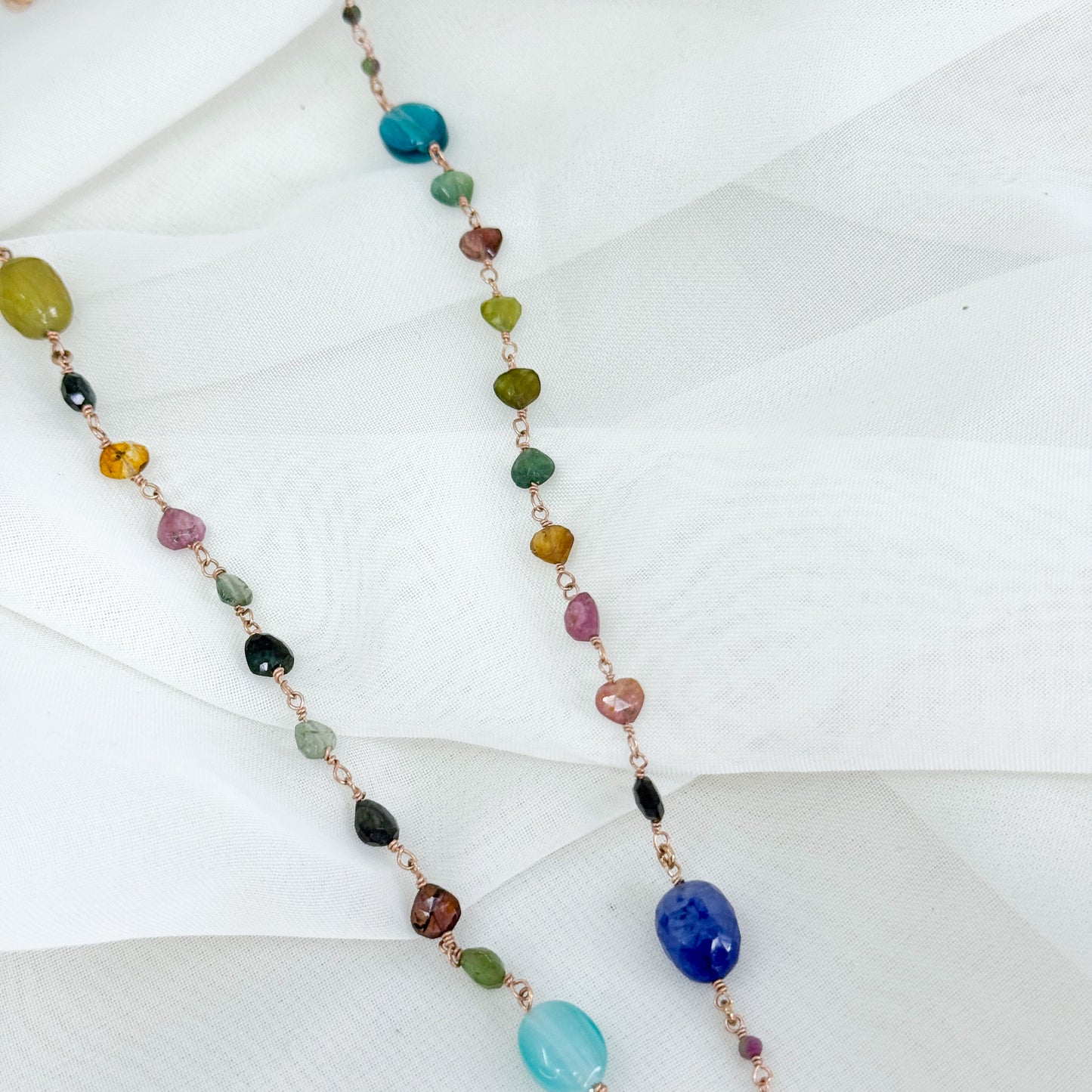 Collana lunga cm 70 con pietra blu a goccia pendente catena rosario e rosellina - Pezzo unico - Lumiere Bijoux