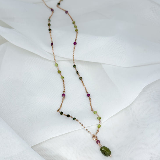 Collana lunga cm 70 con pietra verde e catena rosario - Pezzo unico - Lumiere Bijoux