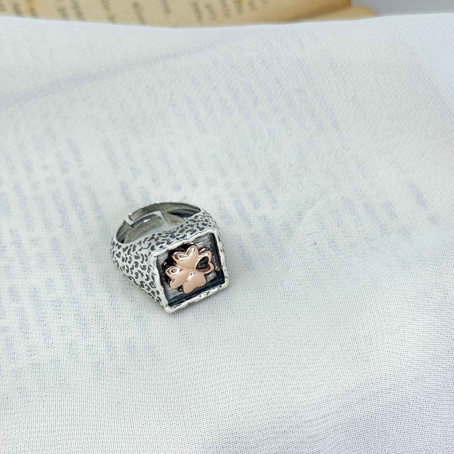 Anello chevalie argento anticato con quadrifoglio rosé in argento 925 - Lumiere Bijoux