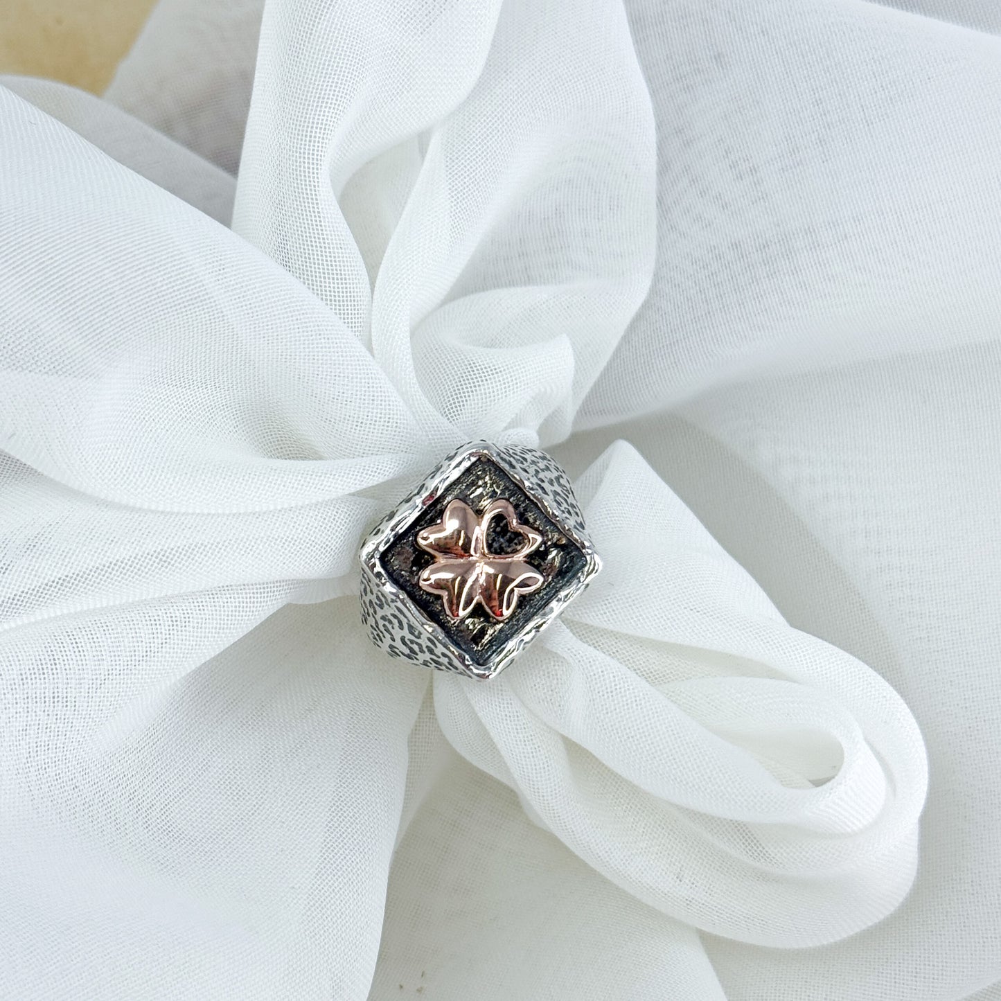 Anello chevalie argento anticato con quadrifoglio rosé in argento 925 - Lumiere Bijoux