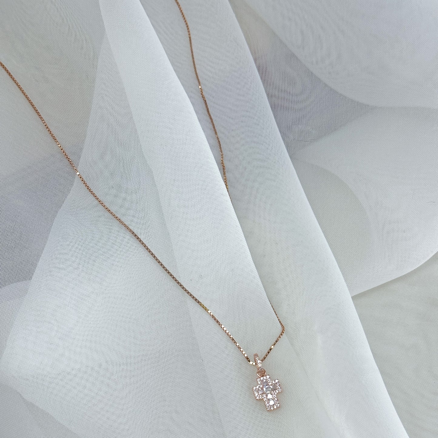 Collana catena veneziana cm 60 con croce cm 1 di zirconi bianchi base rosé - Lumiere Bijoux