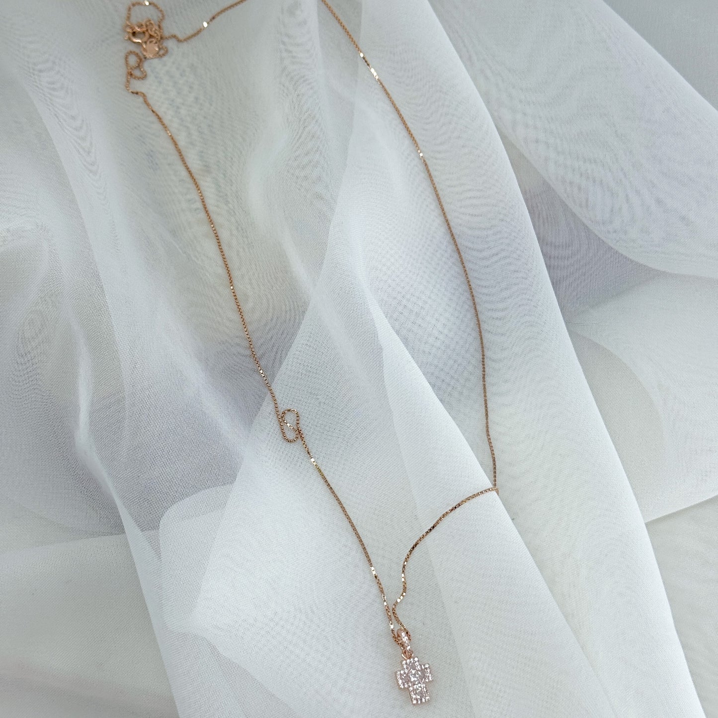 Collana catena veneziana cm 60 con croce cm 1 di zirconi bianchi base rosé - Lumiere Bijoux