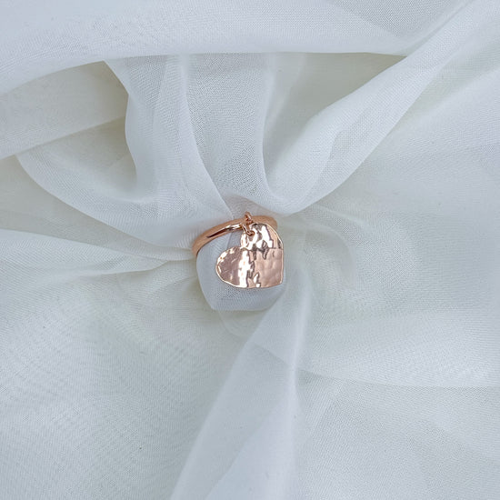 Anello fedina regolabile rosè con cuore battuto pendente da 1,5 cm