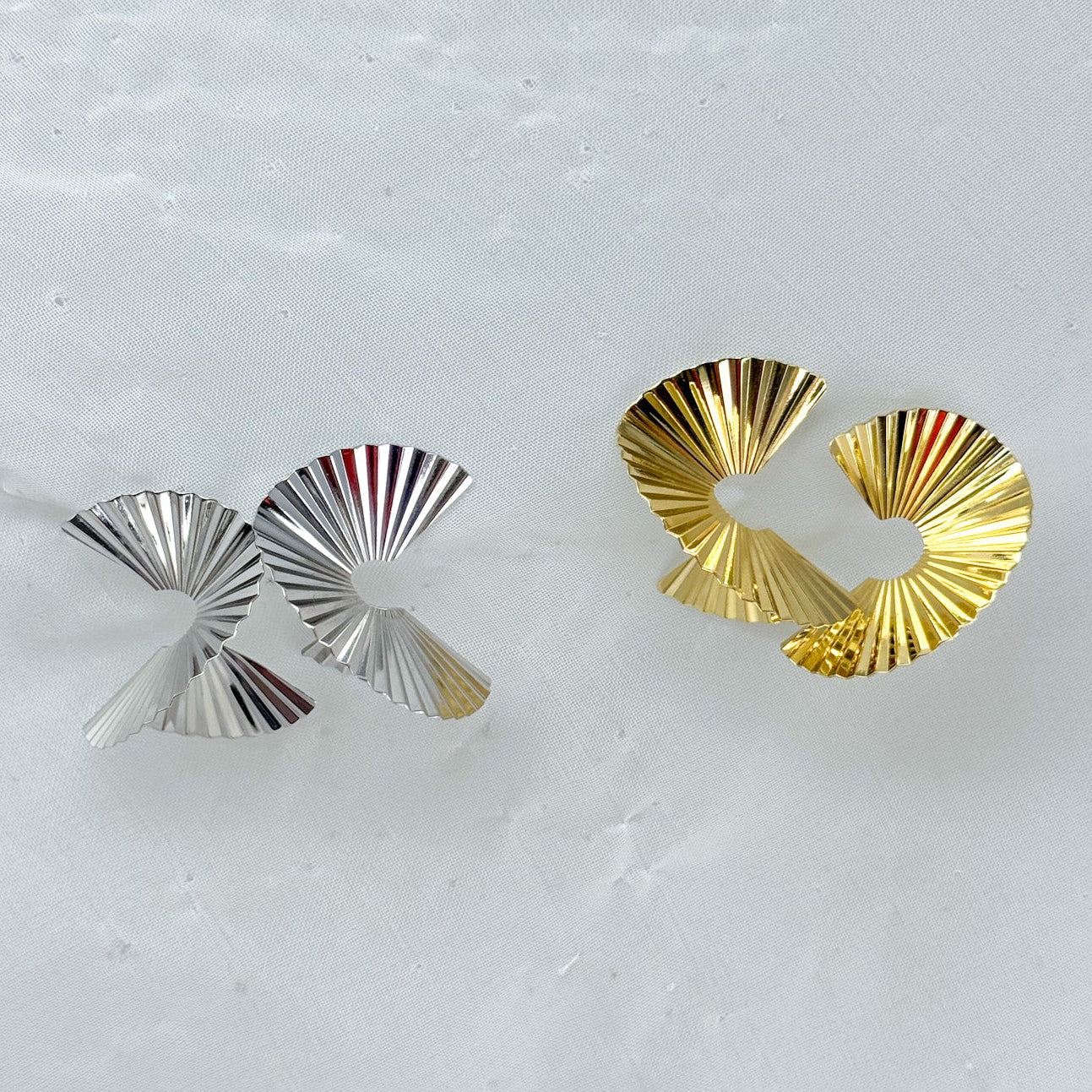 Coppia orecchini a lobo ventagli tridimensionali in argento bagnato oro giallo e rodio - Pezzo unico - Lumiere Bijoux