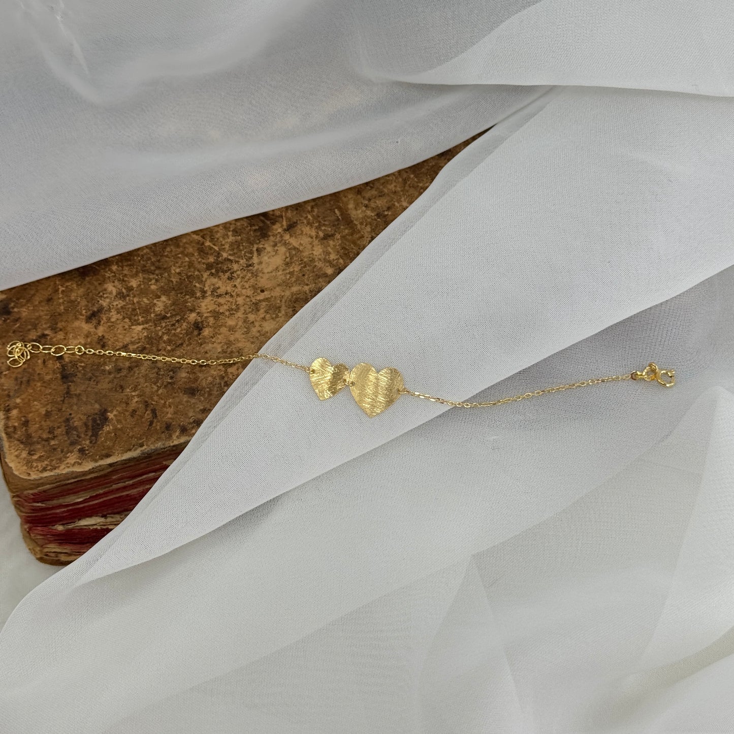 Bracciale catena grumette con due cuori satinati in linea - Lumiere Bijoux