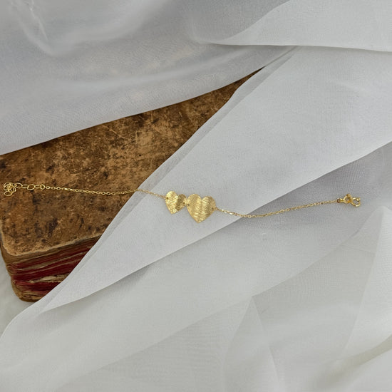 Bracciale catena grumette con due cuori satinati in linea - Lumiere Bijoux