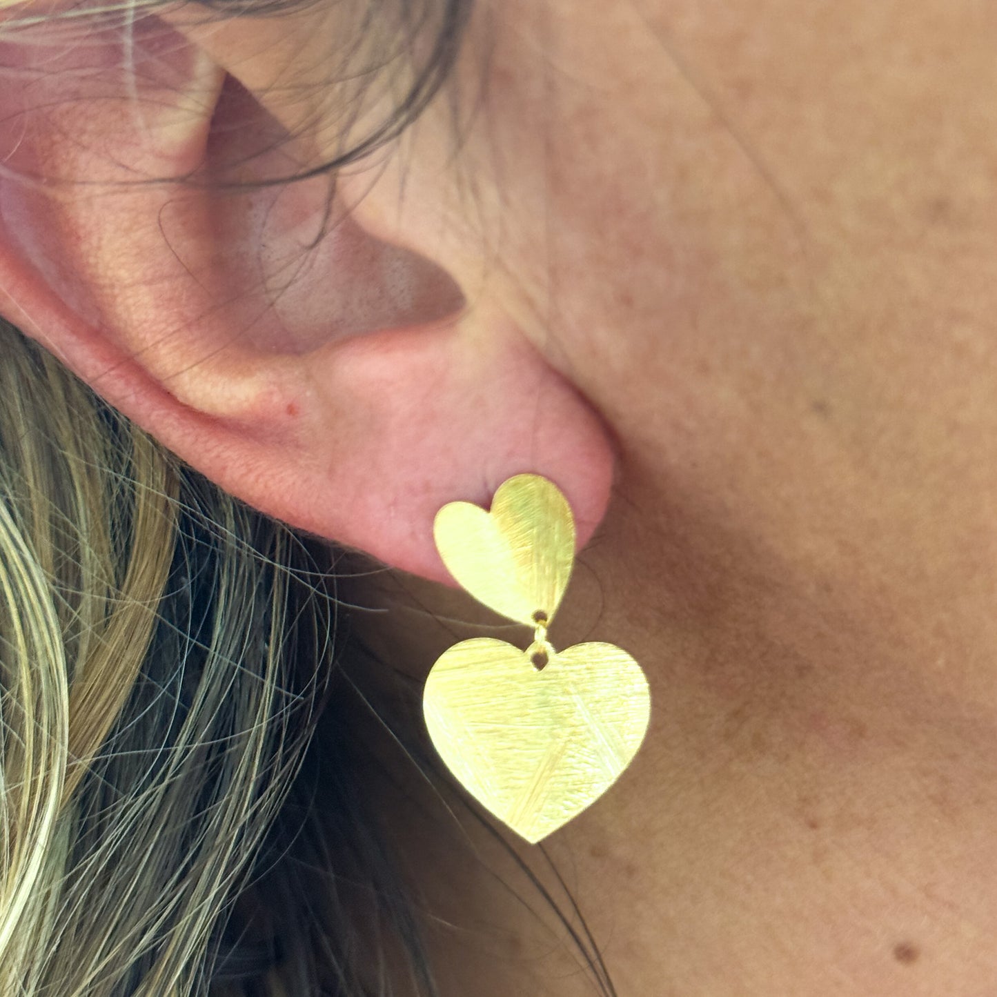 Coppia orecchini lobo pendenti 2.5 cm con cuori satinati argento giallo - Lumiere Bijoux