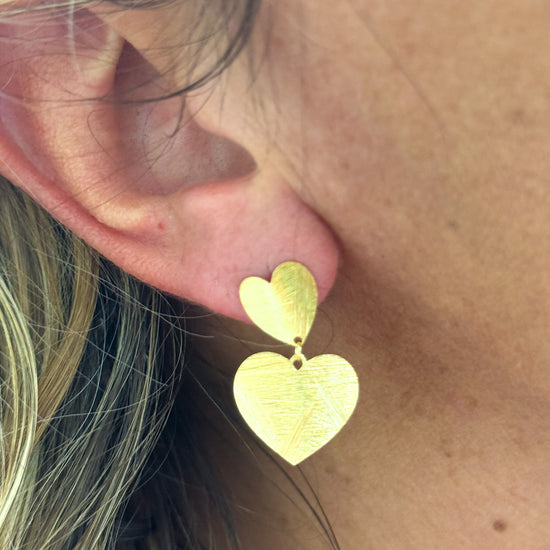 Coppia orecchini lobo pendenti 2.5 cm con cuori satinati argento giallo - Lumiere Bijoux