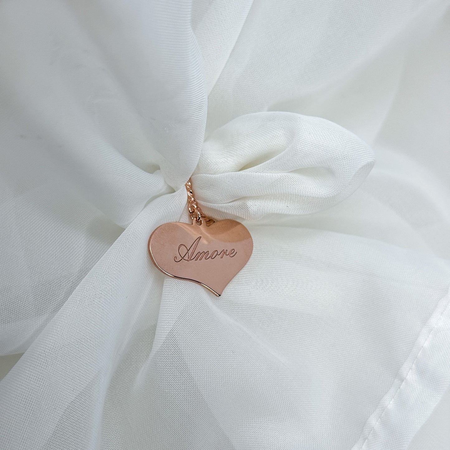 Anello regolabile fedina attorcigliata a maxi cuore con inciso "Amore" - Lumiere Bijoux