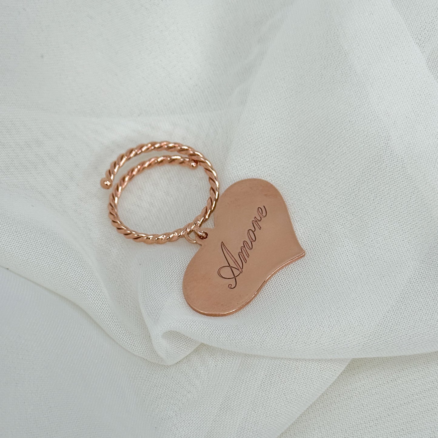 Anello regolabile fedina attorcigliata a maxi cuore con inciso "Amore" - Lumiere Bijoux