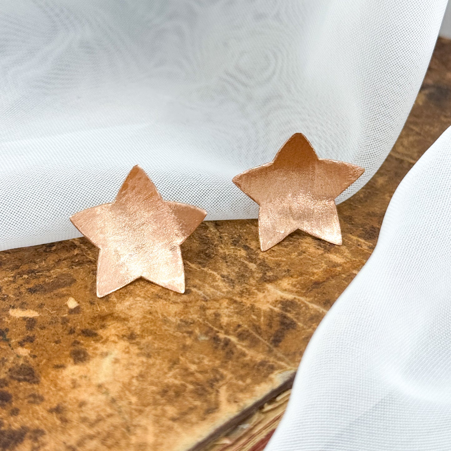 Coppia orecchini stelle satinate a scodella in argento rosé - Lumiere Bijoux