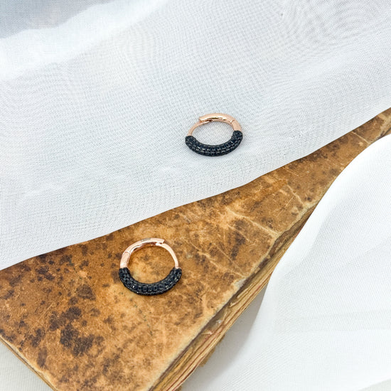 Coppia orecchini a scattino con zirconi neri su base rutenio - Lumiere Bijoux