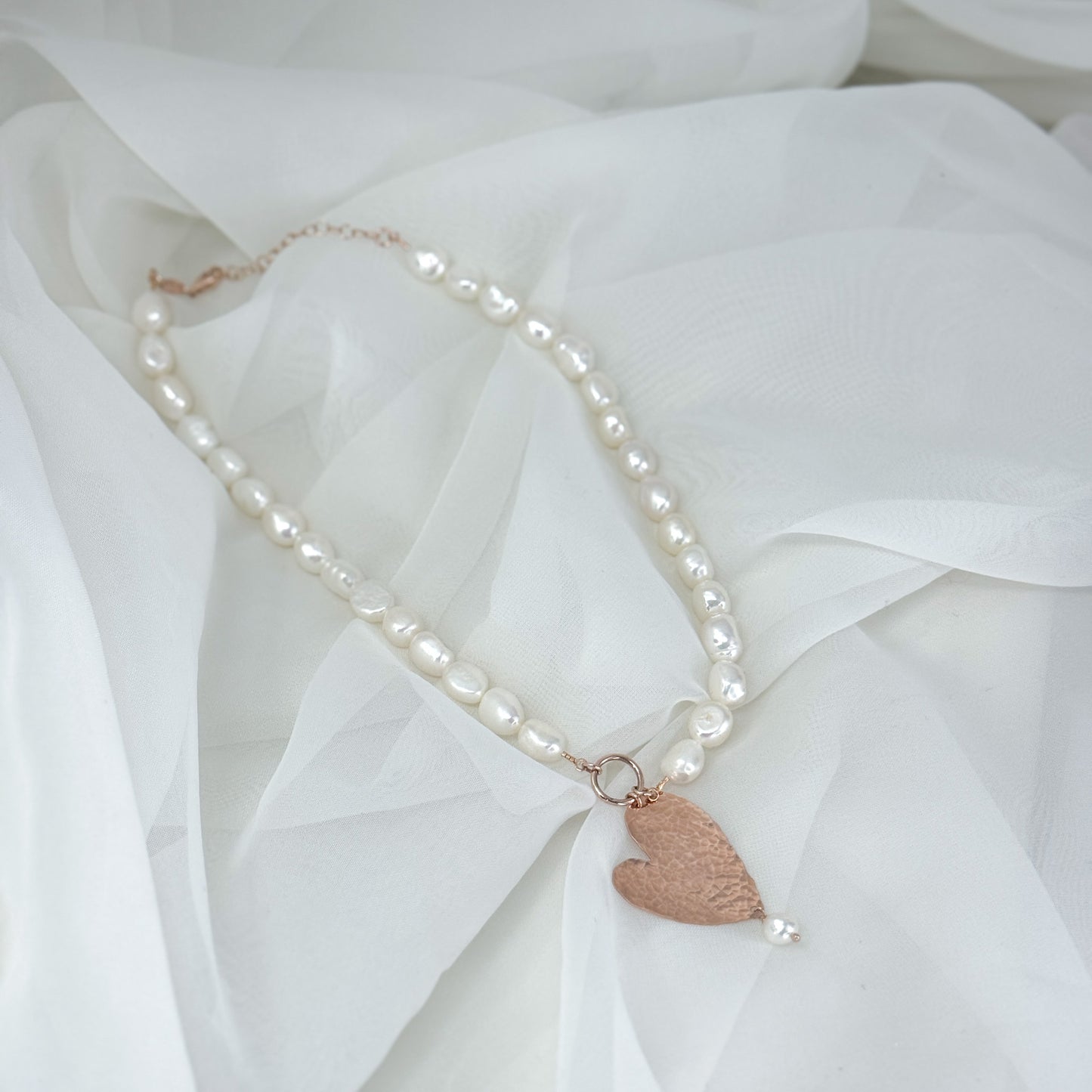 Collana di perle ovali bianche con cuore gitana rosé e perla finale - Pezzi limitati - Lumiere Bijoux