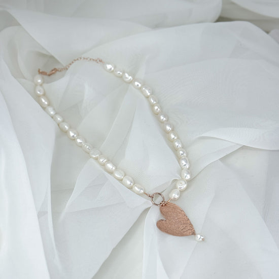 Collana di perle ovali bianche con cuore gitana rosé e perla finale - Pezzi limitati - Lumiere Bijoux