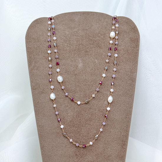 Collana lunga cm 90 alternata da perle risino e cristalli bordeaux, grigio latte e fango