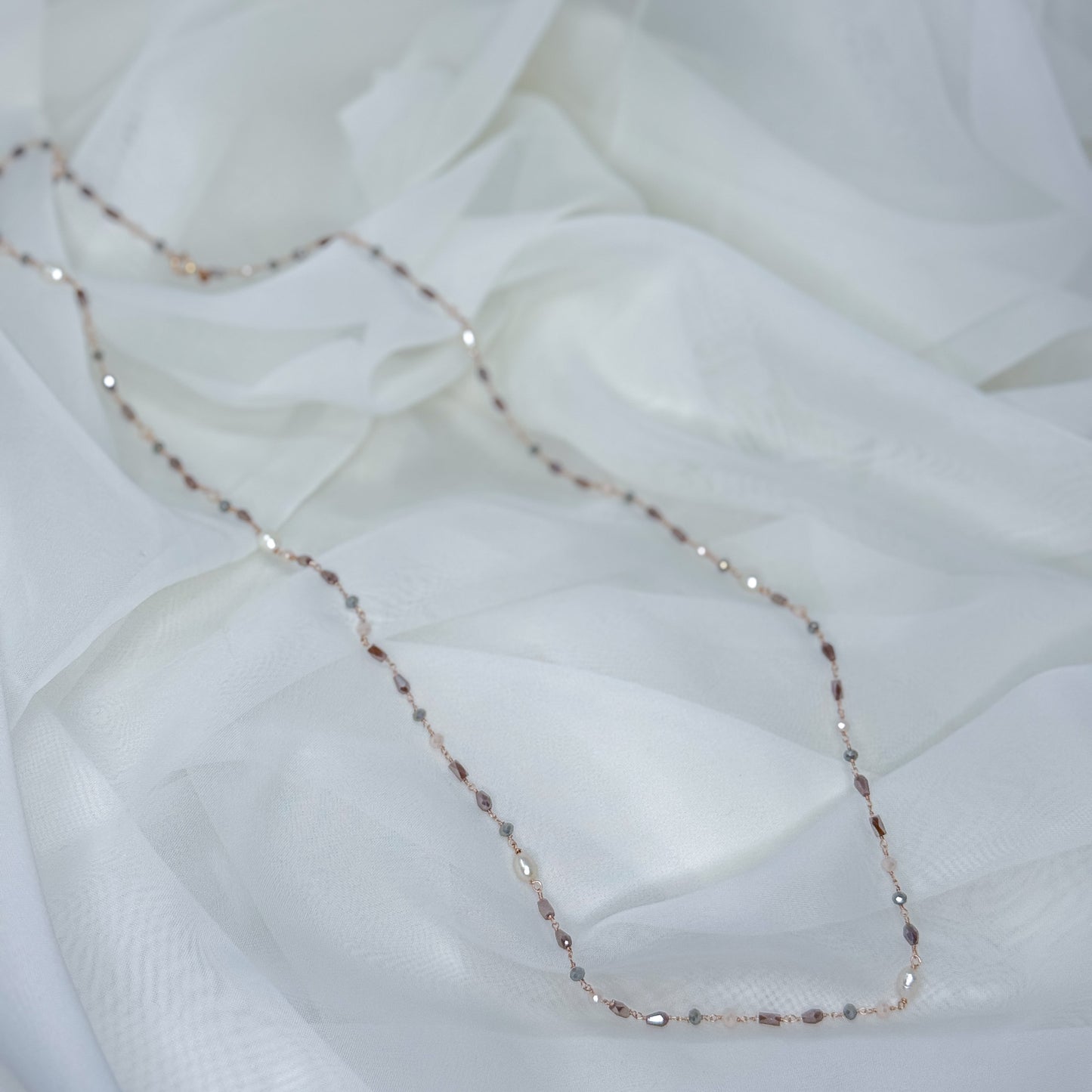 Collana lunga cm 90 alternata da perle risino e cristalli grigio latte e fango