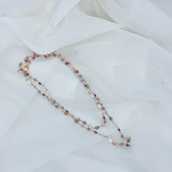 Collana lunga cm 90 alternata da perle risino e cristalli bordeaux, grigio latte e fango