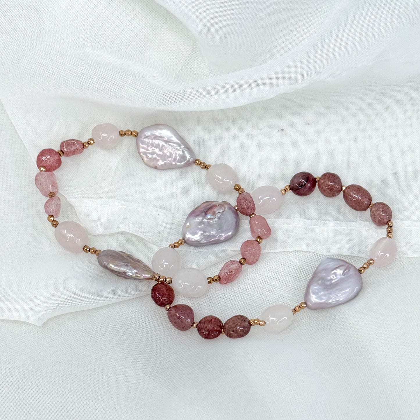 Bracciale elastico perle moneta rosa o bianca cristalli e pietre di luna o tormalina rosa - Lumiere Bijoux