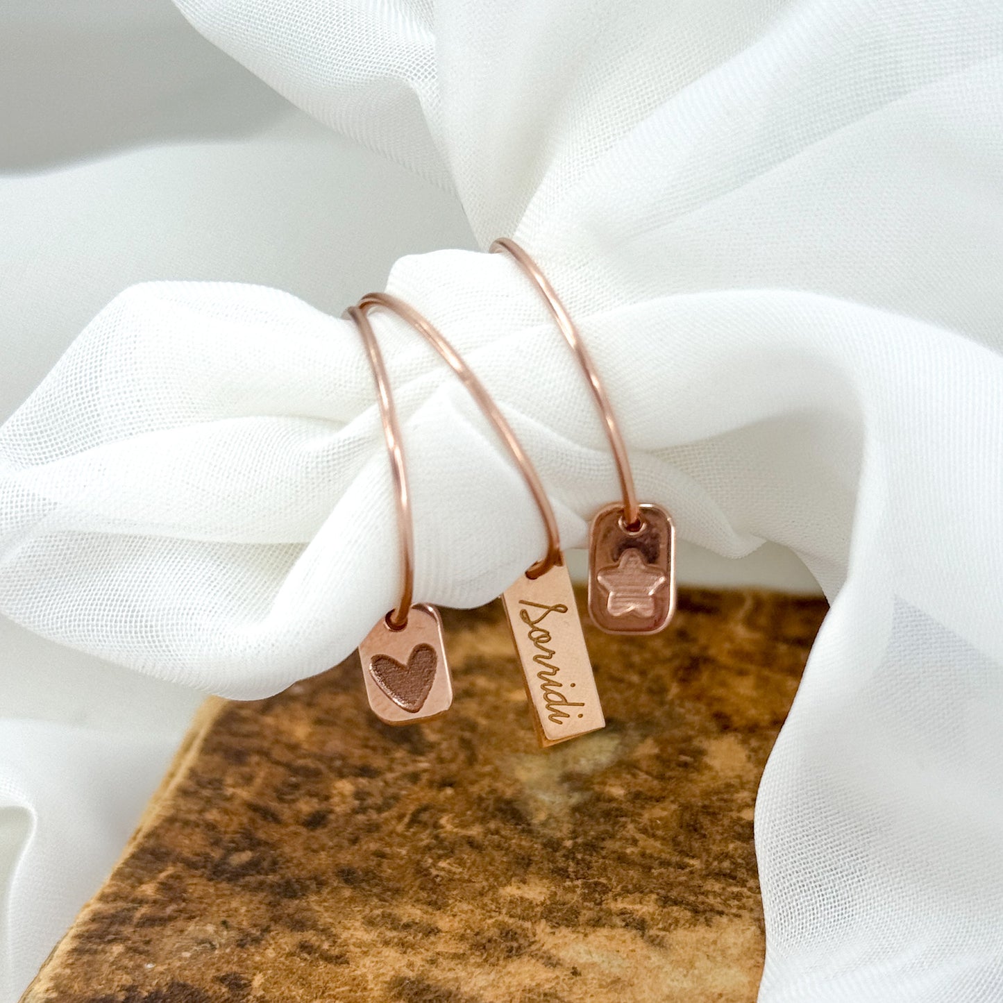 Orecchini cerchio Noisette con targhetta cuore stella o sorridi argento rosé - Lumiere Bijoux