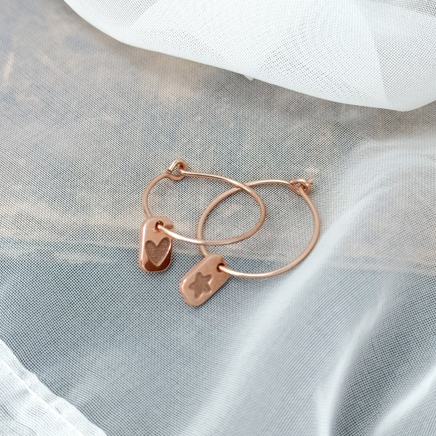 Orecchini cerchio Noisette con targhetta cuore stella o sorridi argento rosé - Lumiere Bijoux