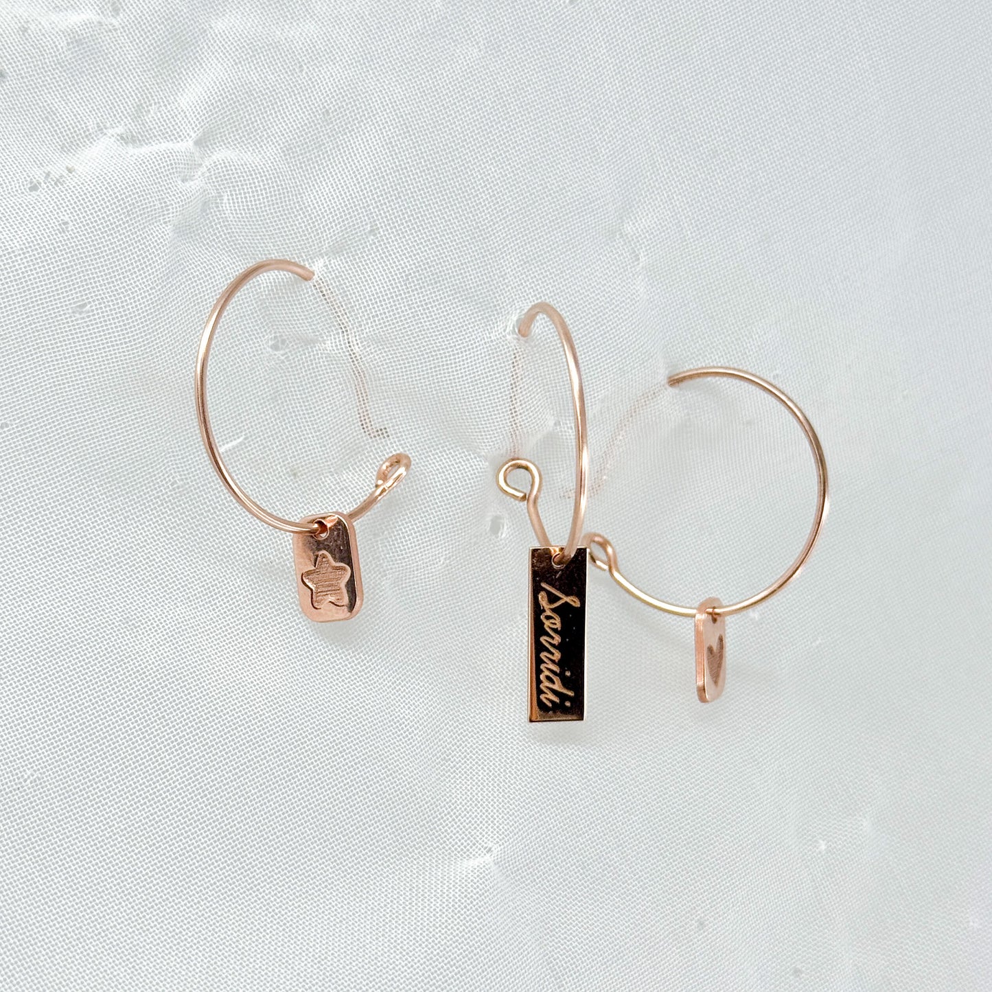 Orecchini cerchio Noisette con targhetta cuore stella o sorridi argento rosé - Lumiere Bijoux