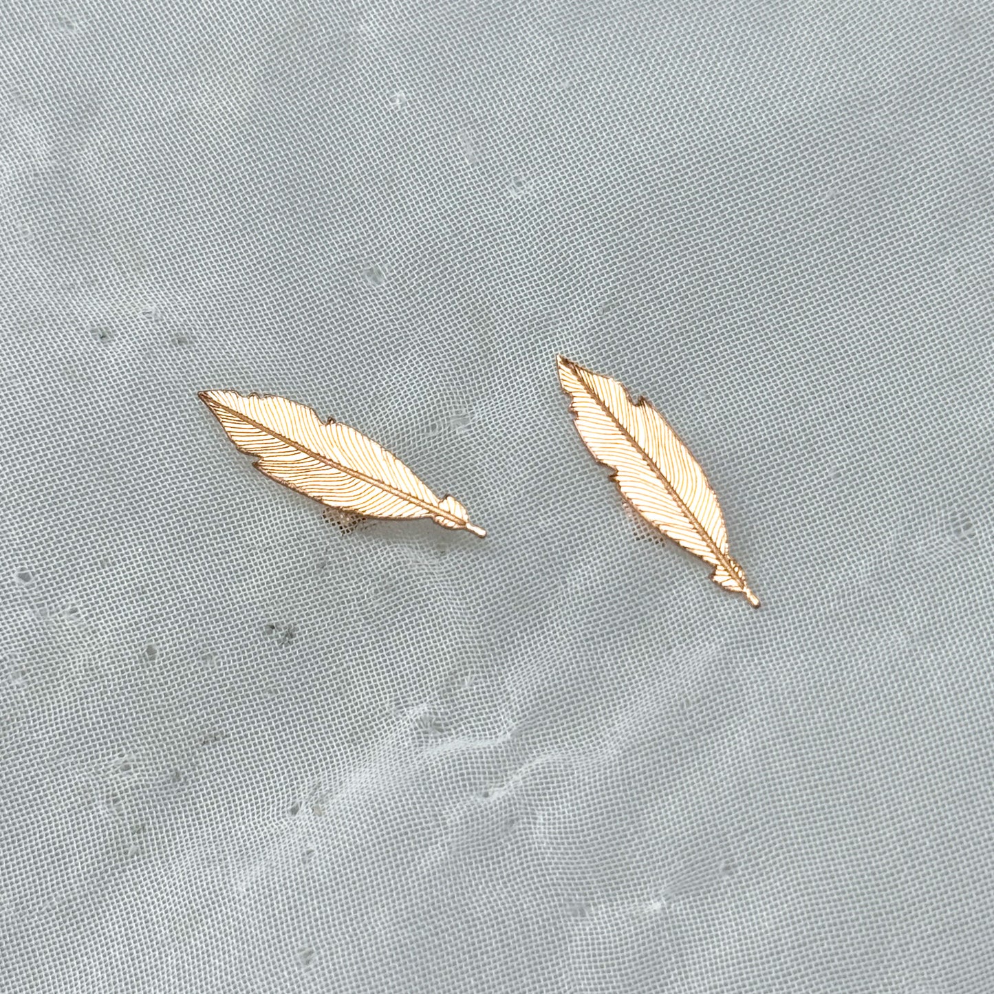 Coppia orecchini piuma a lobo 1 cm in argento rosè - Lumiere Bijoux