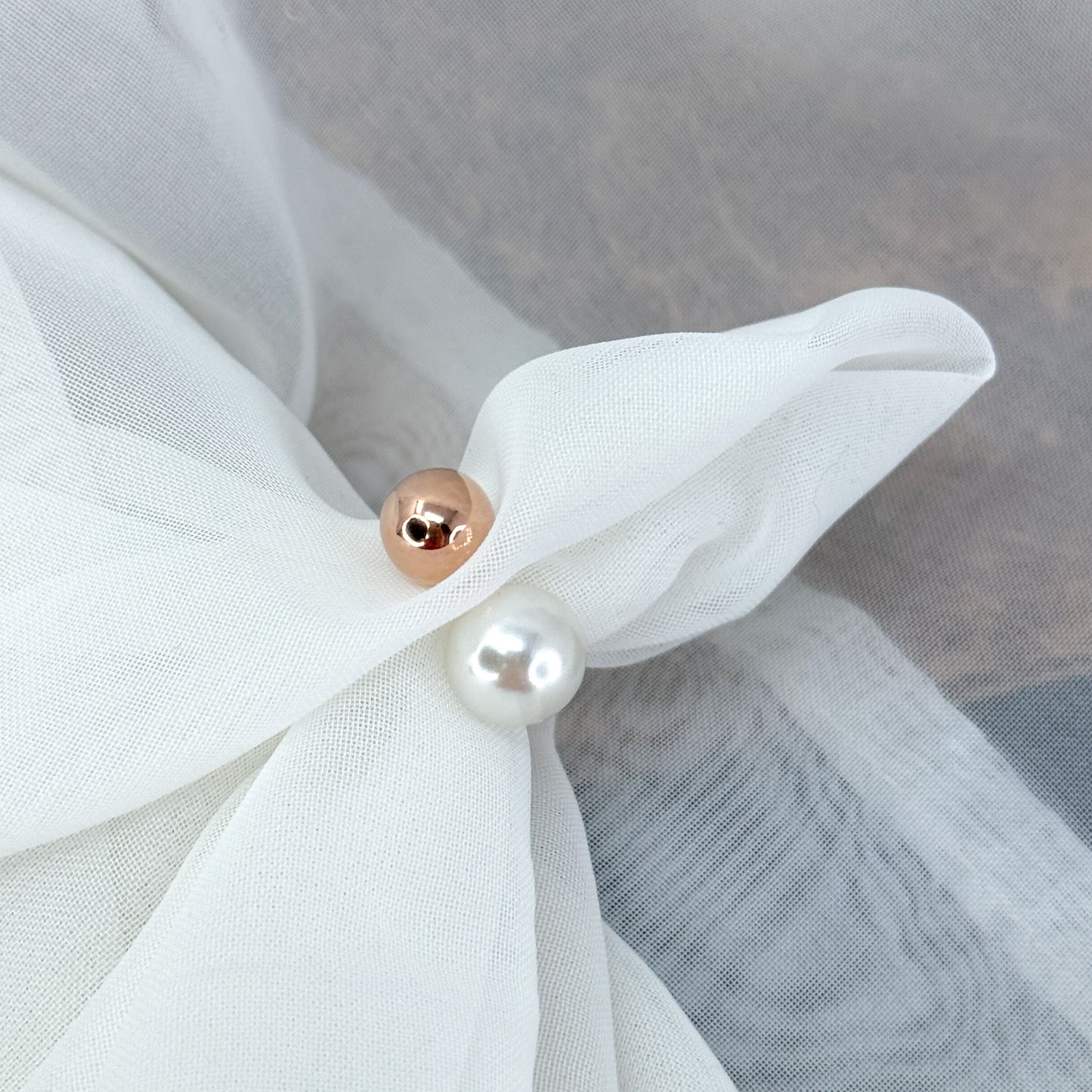 Anello contrarié con perla e sfera in argento rosé - Lumiere Bijoux