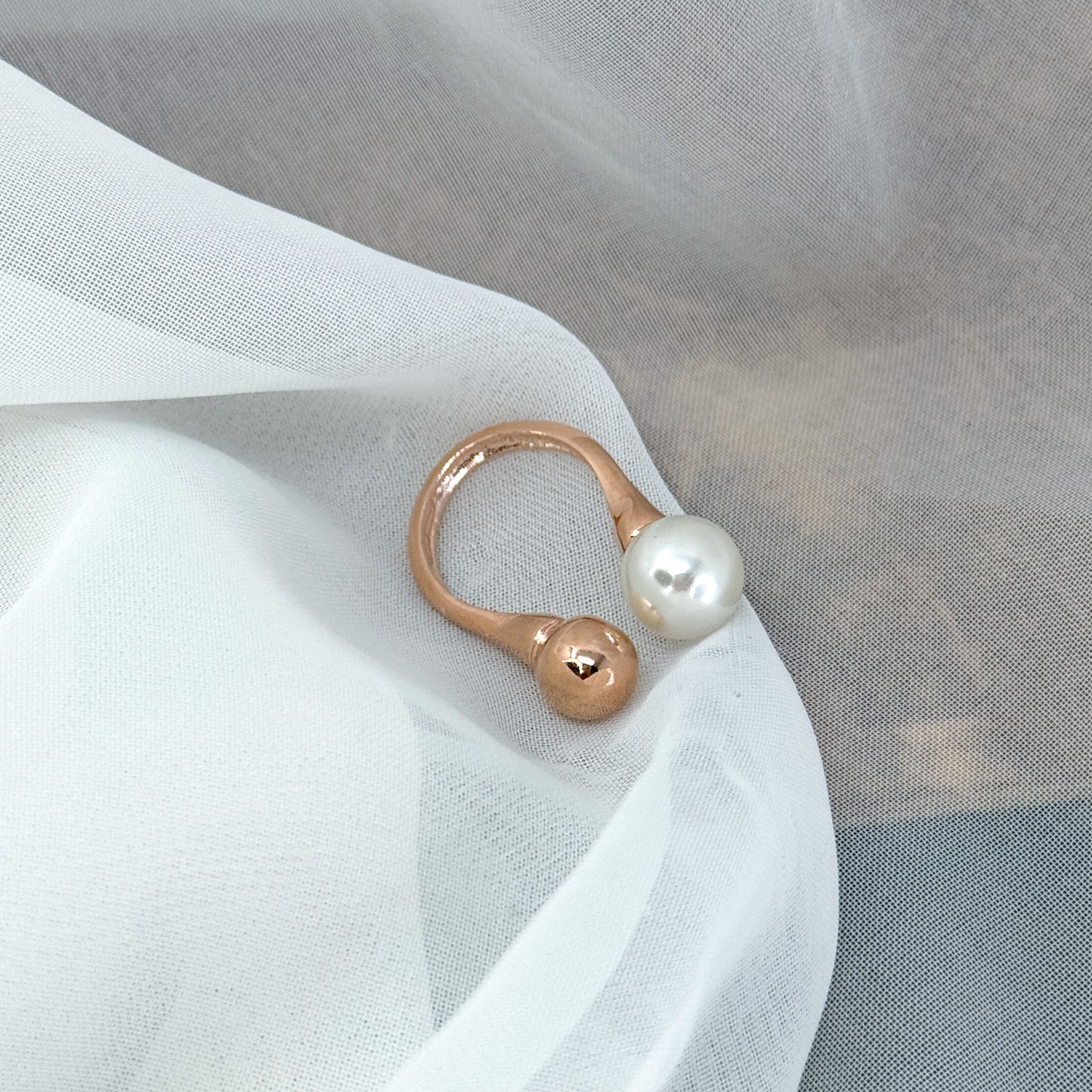 Anello contrarié con perla e sfera in argento rosé - Lumiere Bijoux