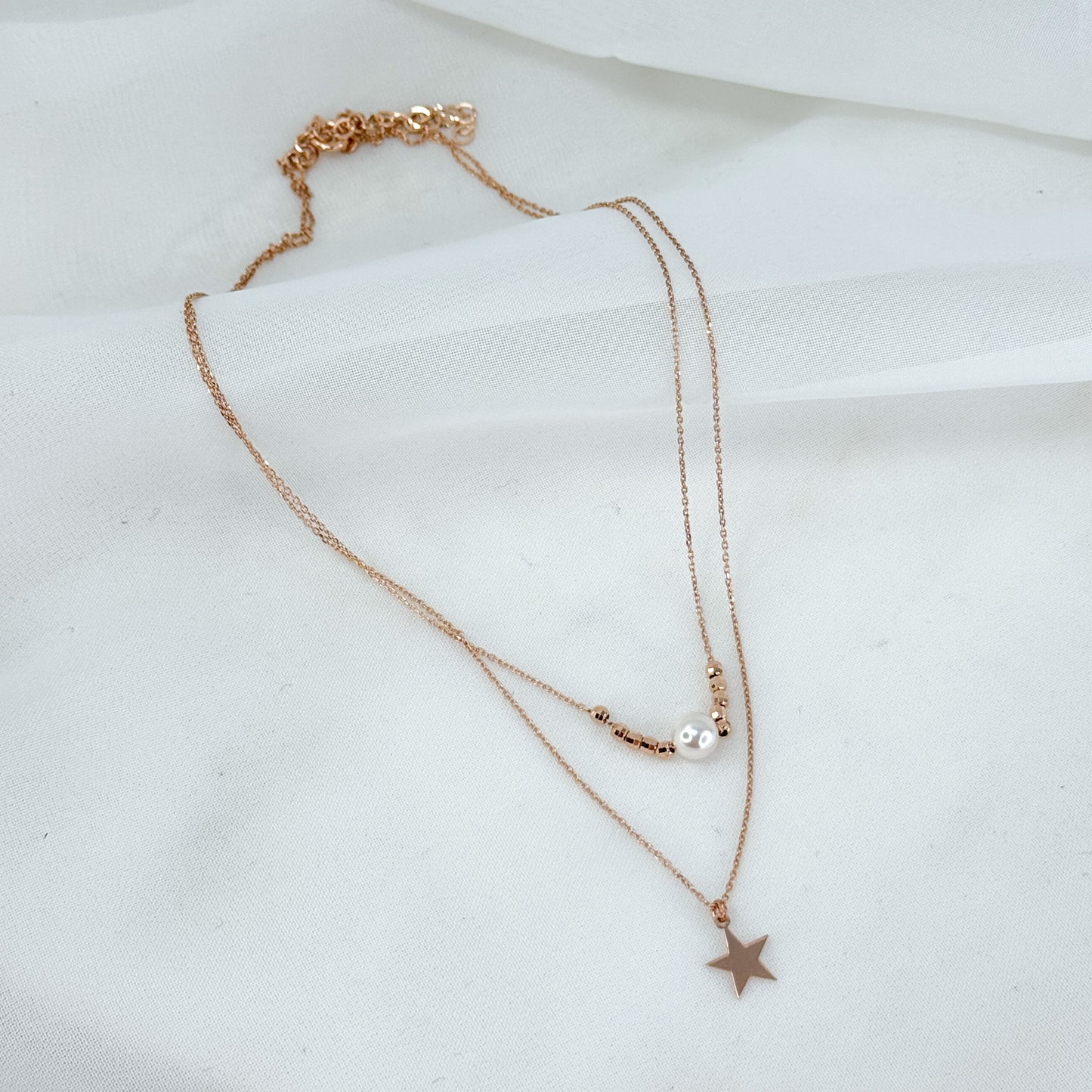 Unica collana a due fili con perla pepite diamantate e stella pendente in argento rosé - Lumiere Bijoux