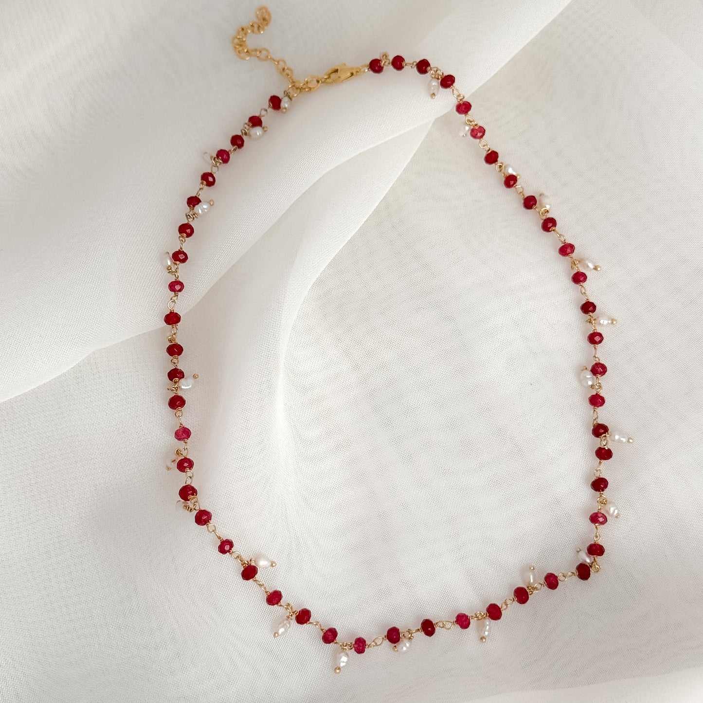 Collana cristalli bordeaux con micro perle pendenti cm 36 - Lumiere Bijoux