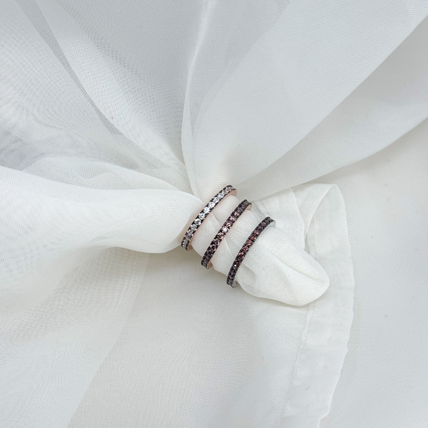 Anello fedina eternity con castone rutenio base argento rodio o rosé e zirconi bianchi e brown - Lumiere Bijoux