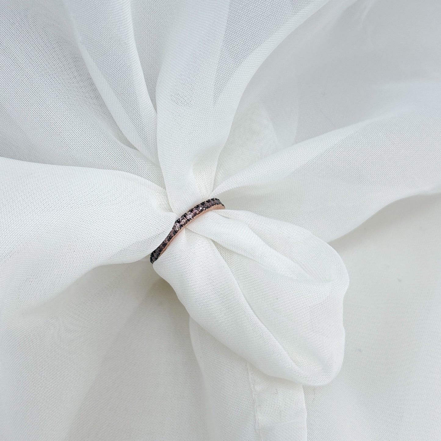 Anello fedina eternity con castone rutenio base argento rodio o rosé e zirconi bianchi e brown - Lumiere Bijoux