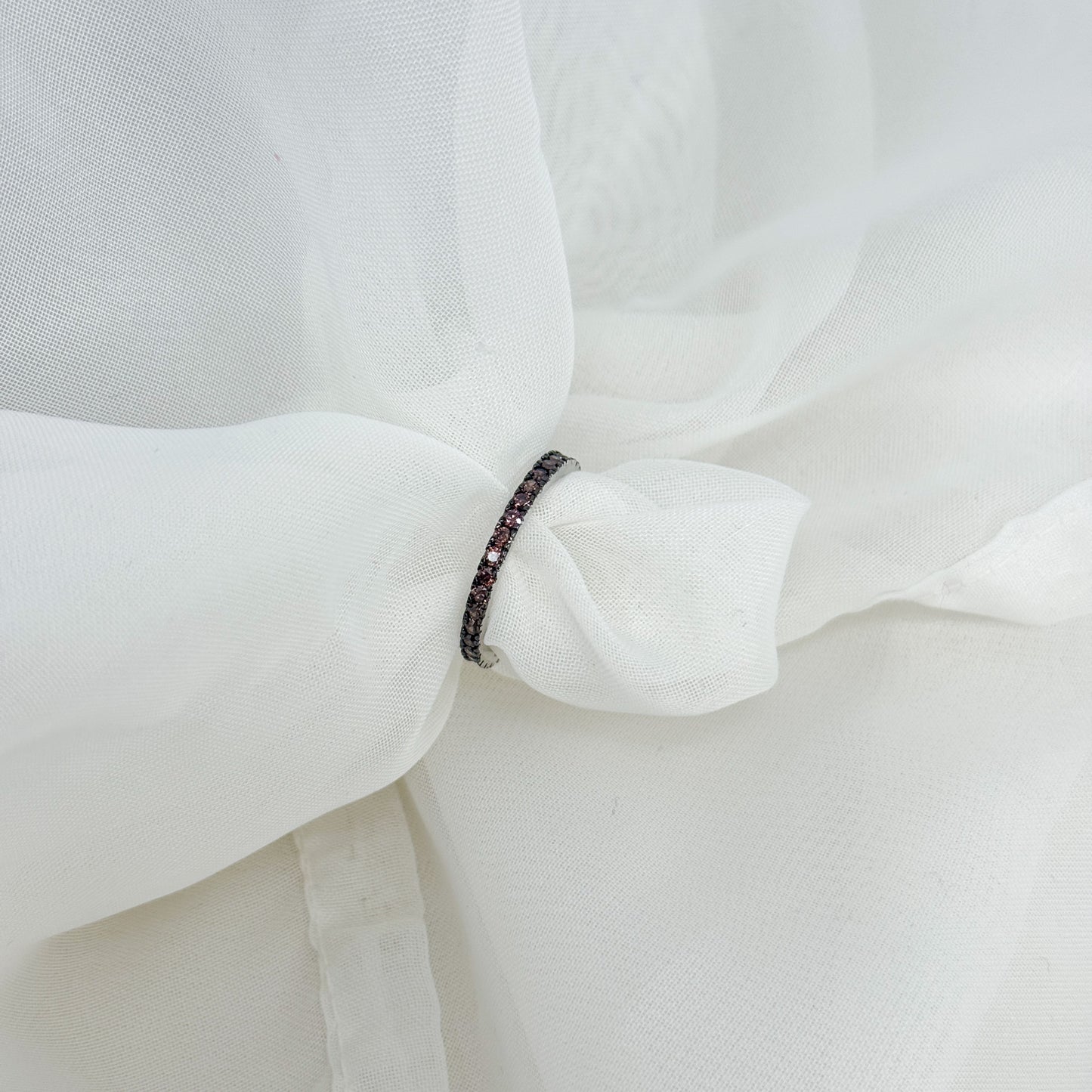 Anello fedina eternity con castone rutenio base argento rodio o rosé e zirconi bianchi e brown - Lumiere Bijoux