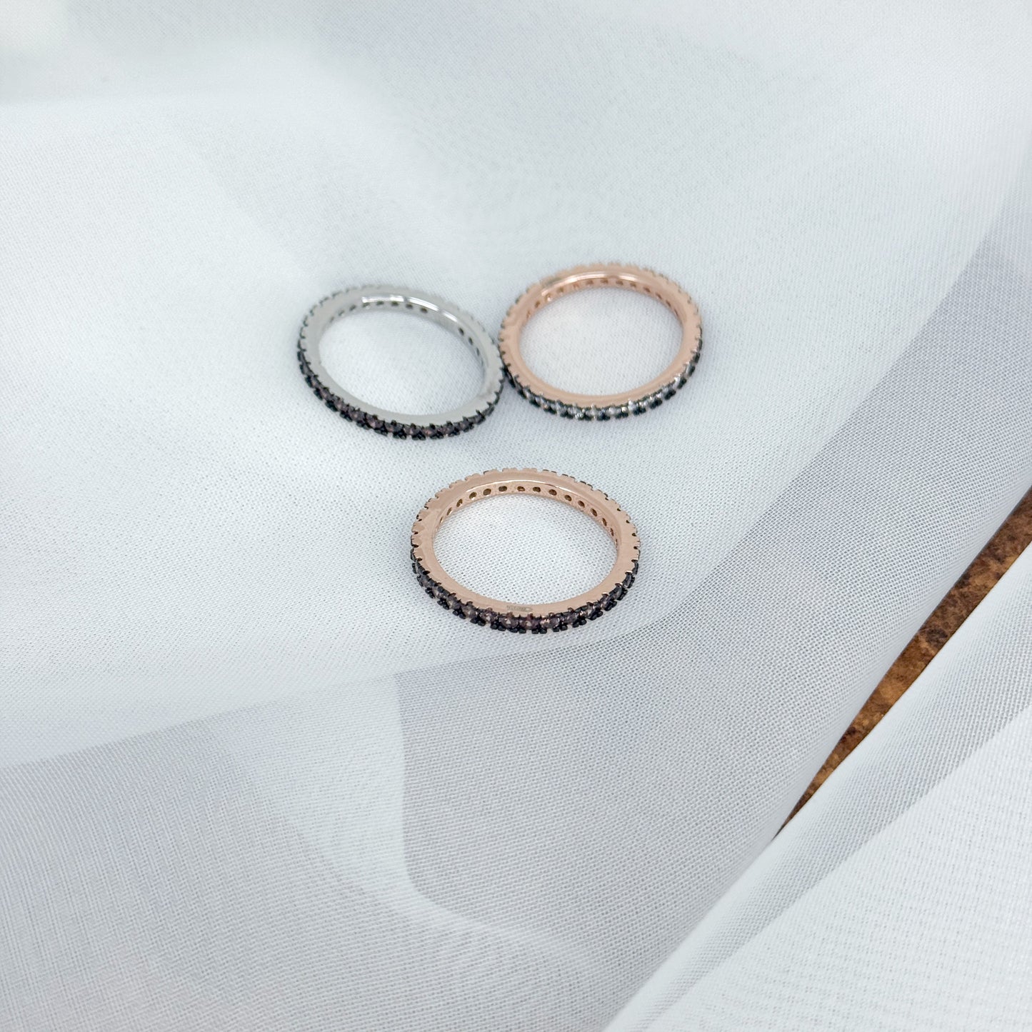 Anello fedina eternity con castone rutenio base argento rodio o rosé e zirconi bianchi e brown - Lumiere Bijoux