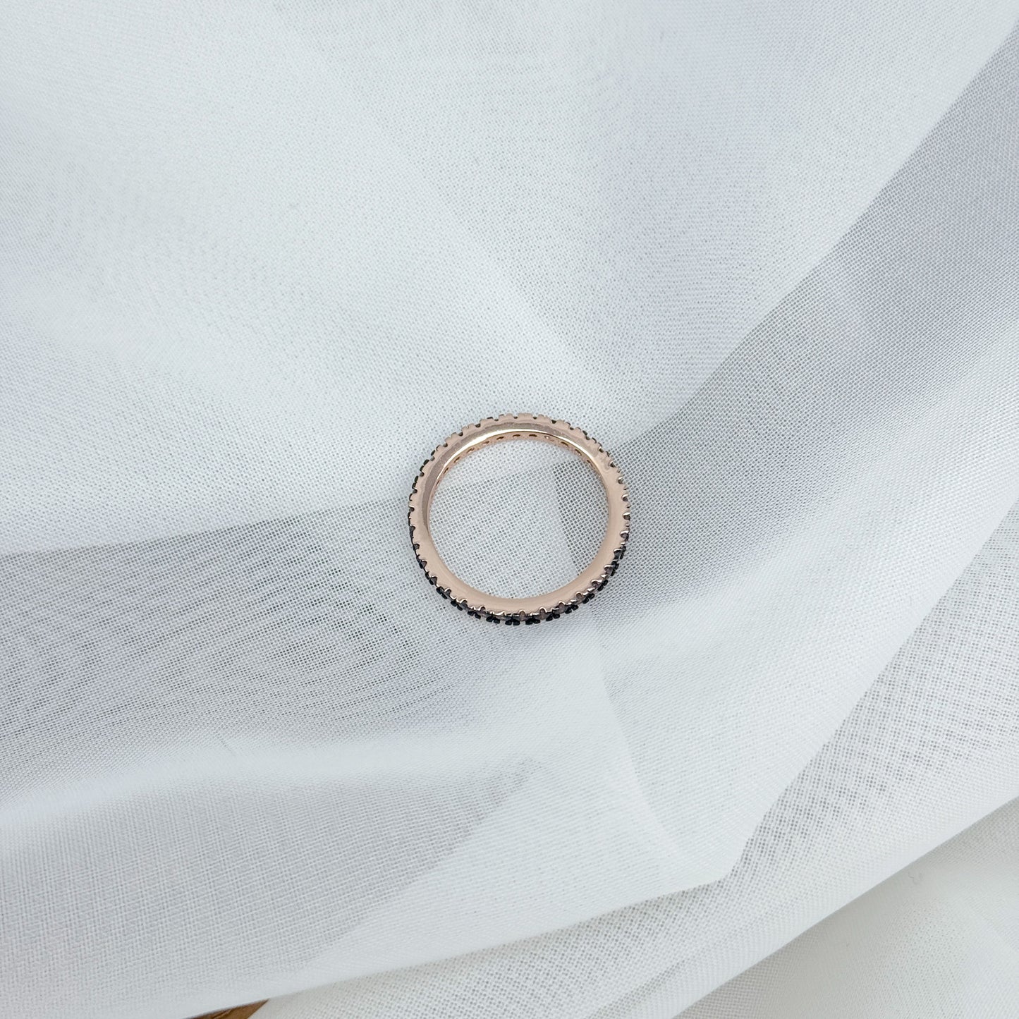 Anello fedina eternity con castone rutenio base argento rodio o rosé e zirconi bianchi e brown - Lumiere Bijoux