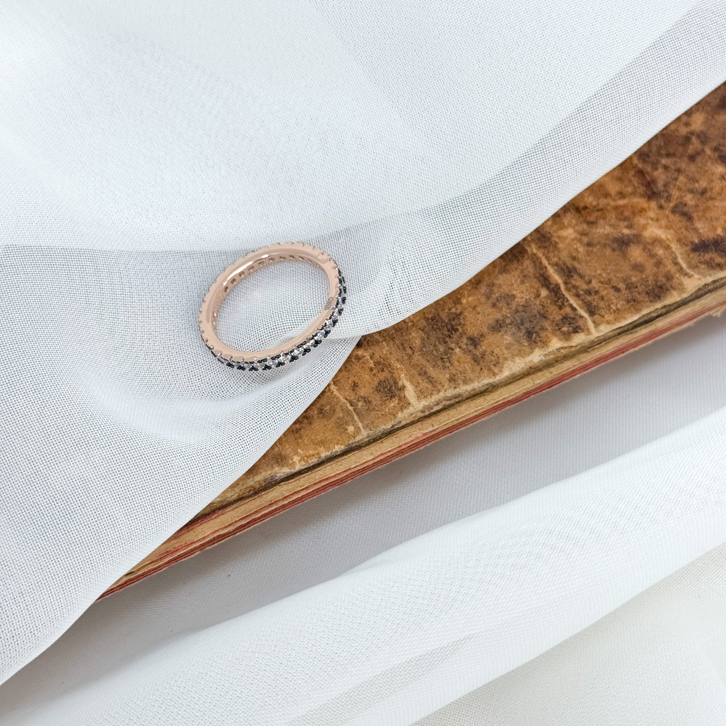 Anello fedina eternity con castone rutenio base argento rodio o rosé e zirconi bianchi e brown - Lumiere Bijoux