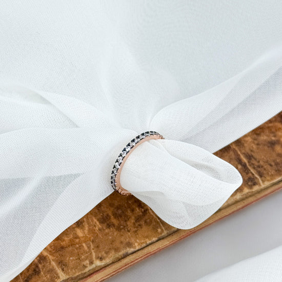 Anello fedina eternity con castone rutenio base argento rodio o rosé e zirconi bianchi e brown - Lumiere Bijoux