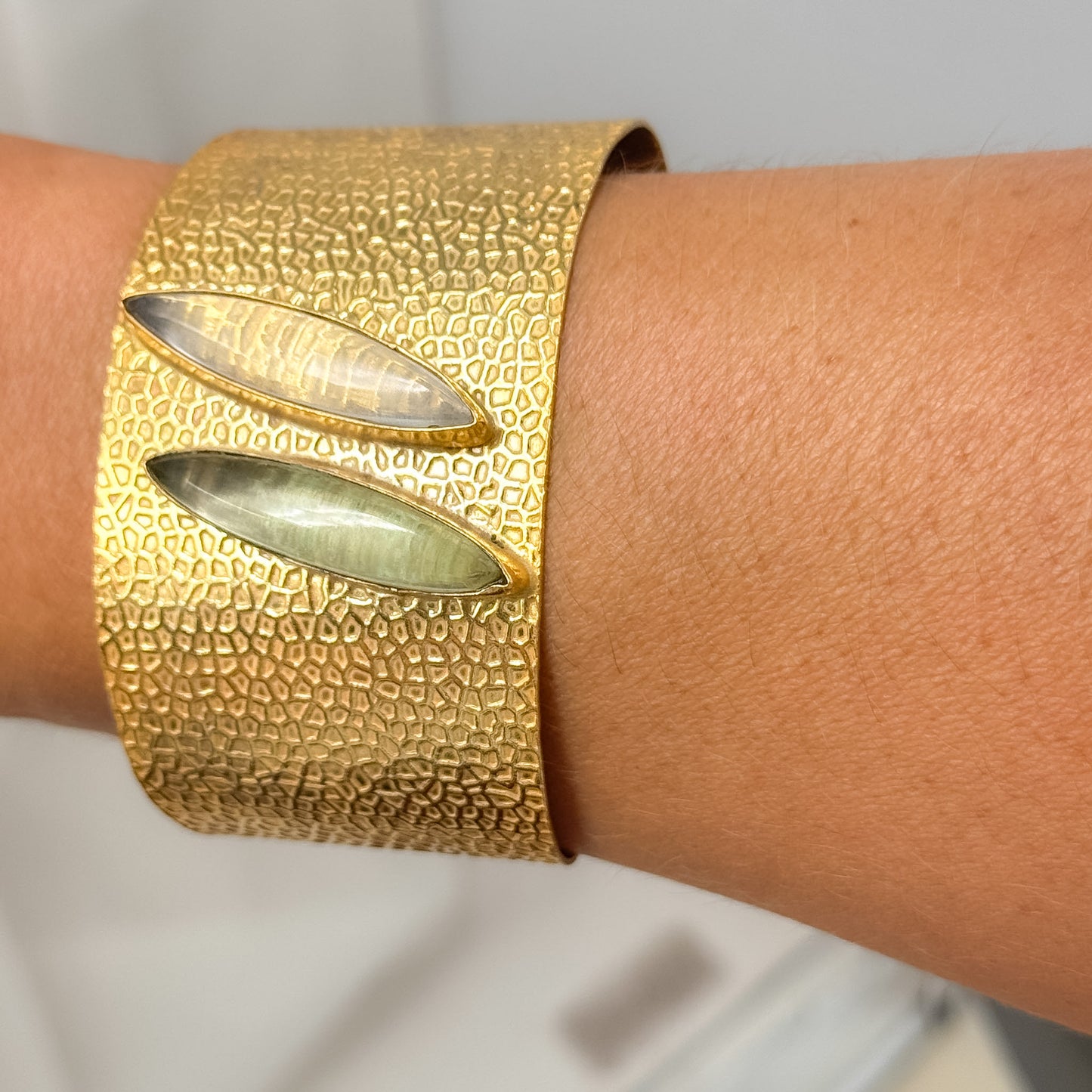 Bracciale rigido inciso fiore con pietre dure - Lumiere Bijoux