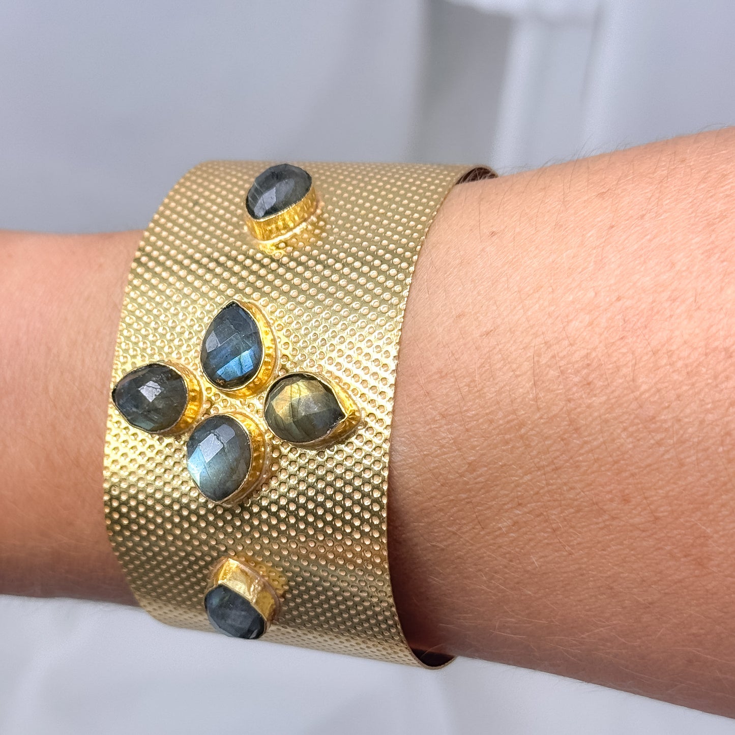 Bracciale rigido inciso fiore con pietre dure - Lumiere Bijoux